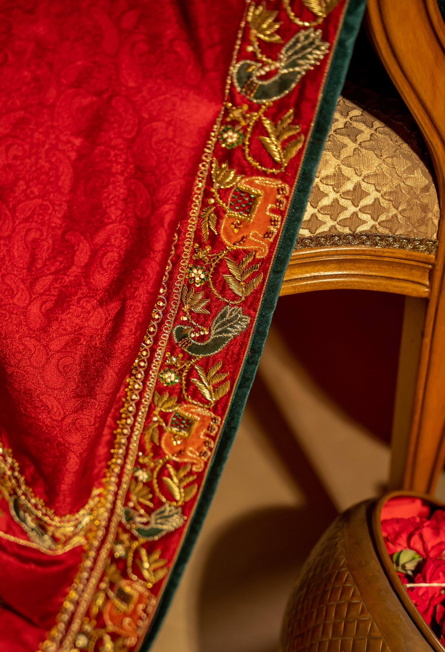Vashah Sarwari Shawl - Hand Embroidered Silk Shawl - Shopping Karado