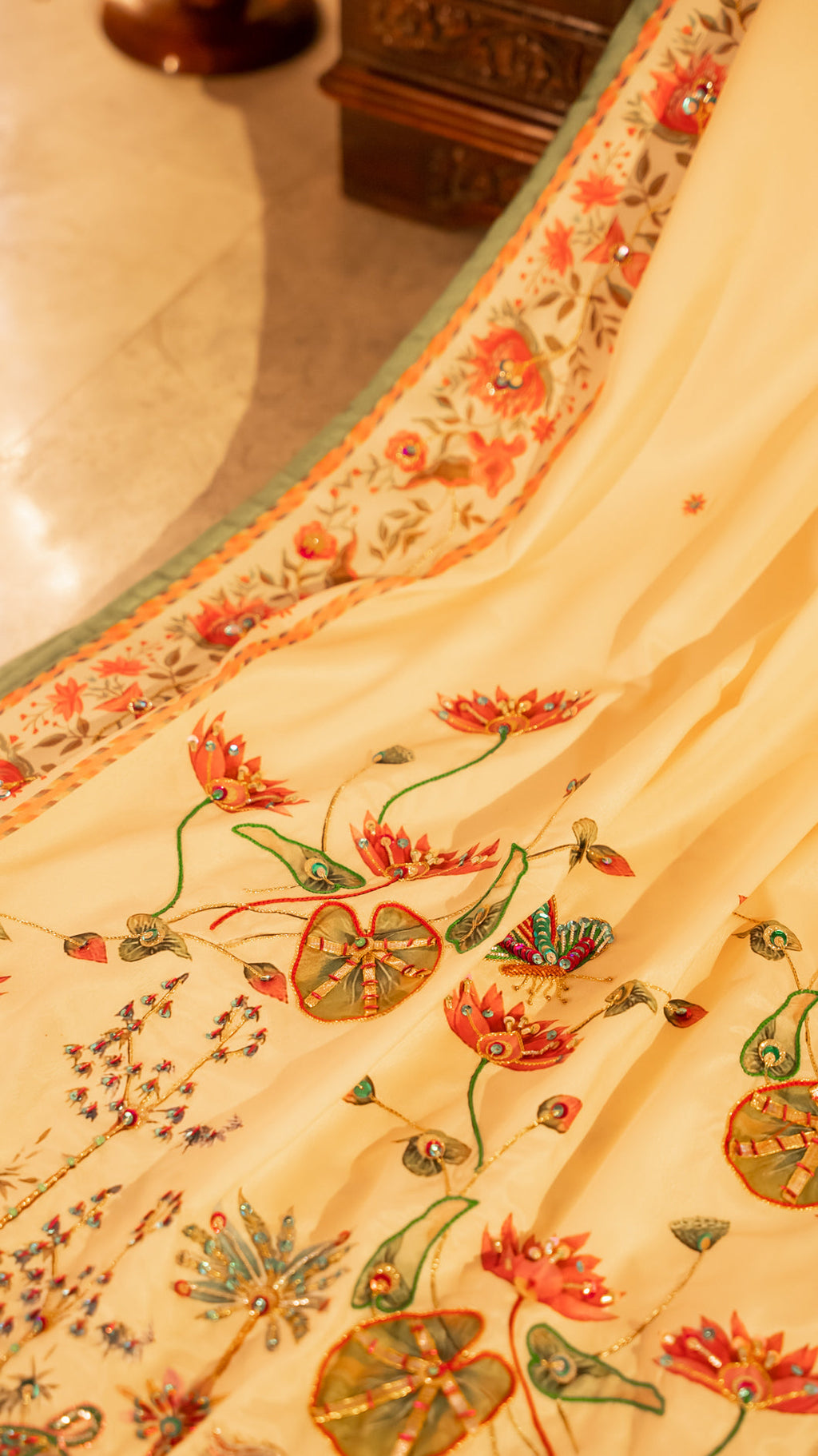 Buy Mehraab Online - Vashah Handcrafted Shawl - Shopping Karado