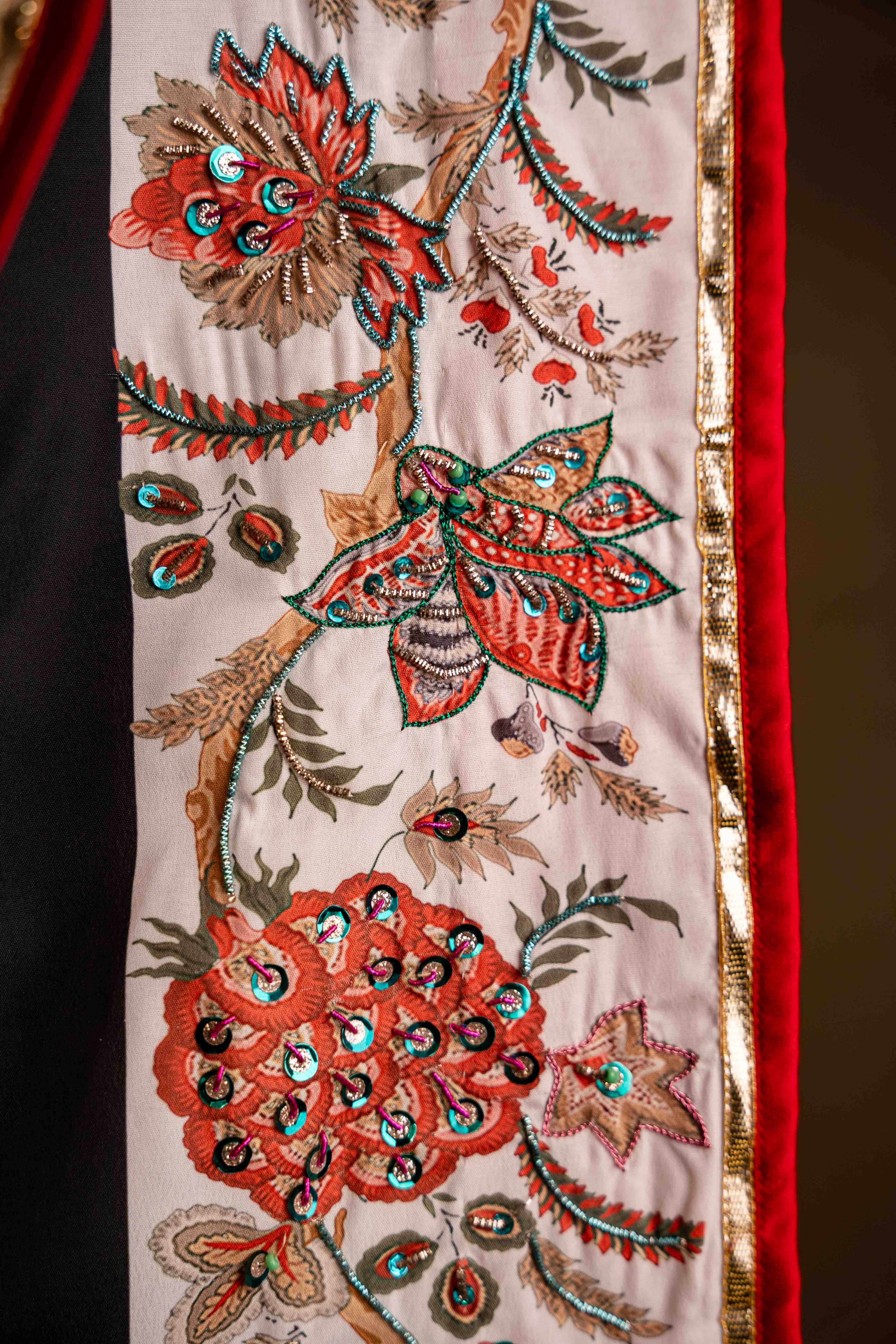 Vashah Naqashi - Hand Embroidered Raw Silk Shawl - Shopping Karado