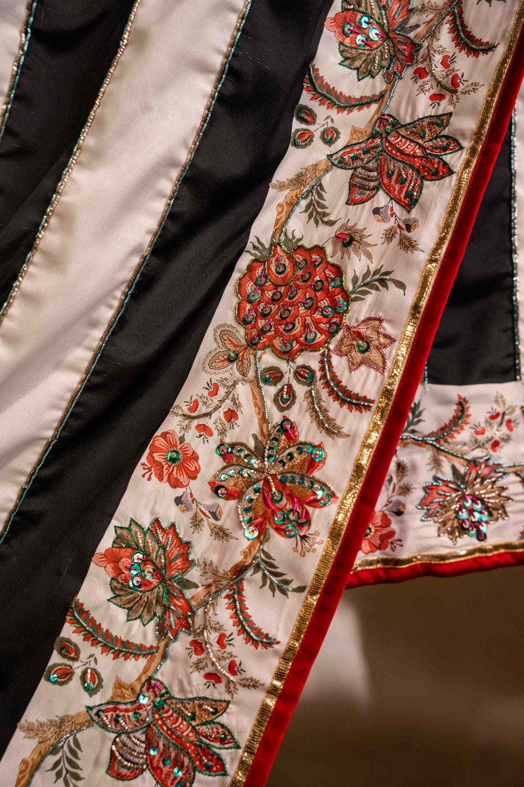 Buy Naqashi Online - Vashah Handcrafted Shawl - Shopping Karado