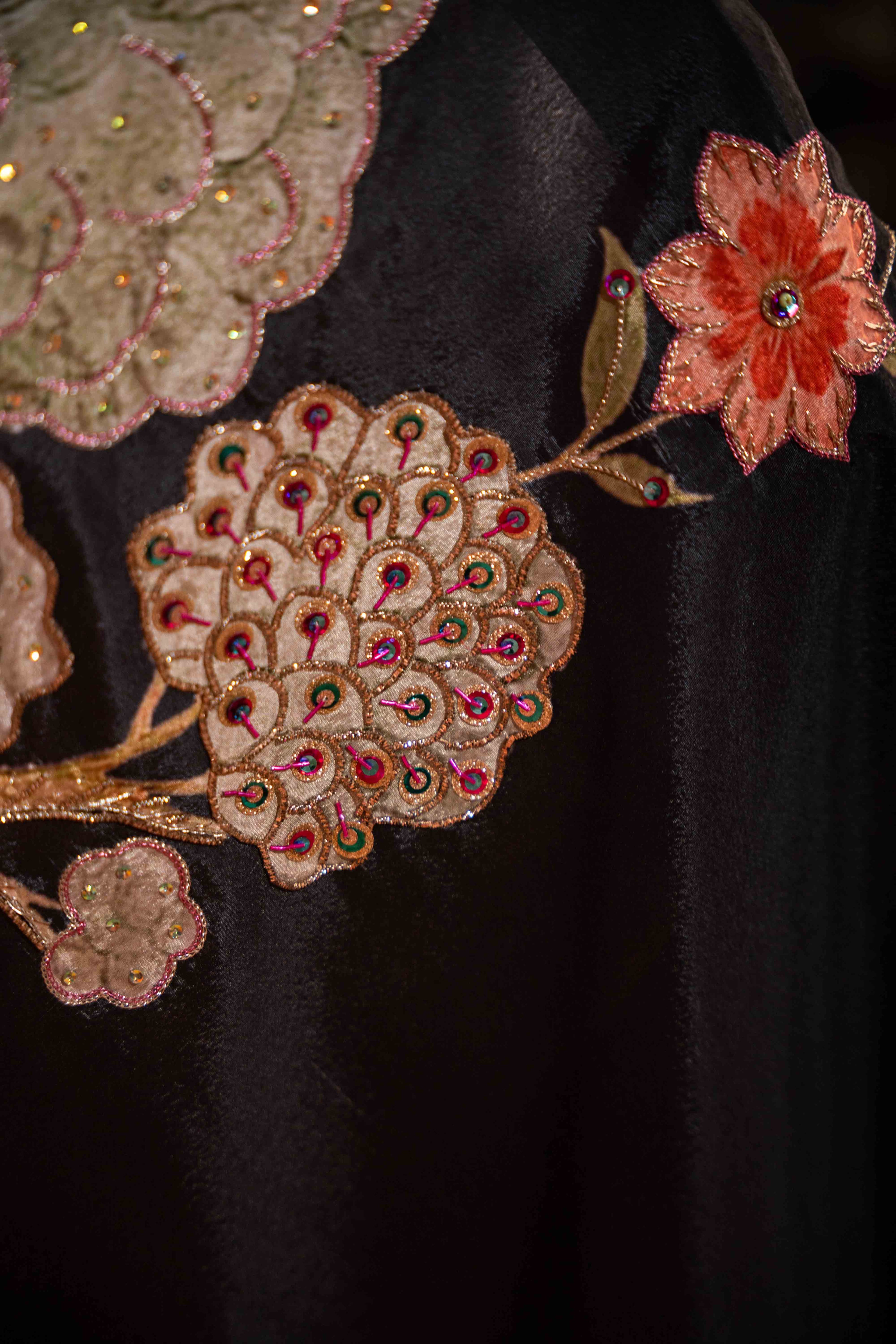 Baagh e Noor Detail View - Luxury Pakistani Shawl - shoppingkarado.com