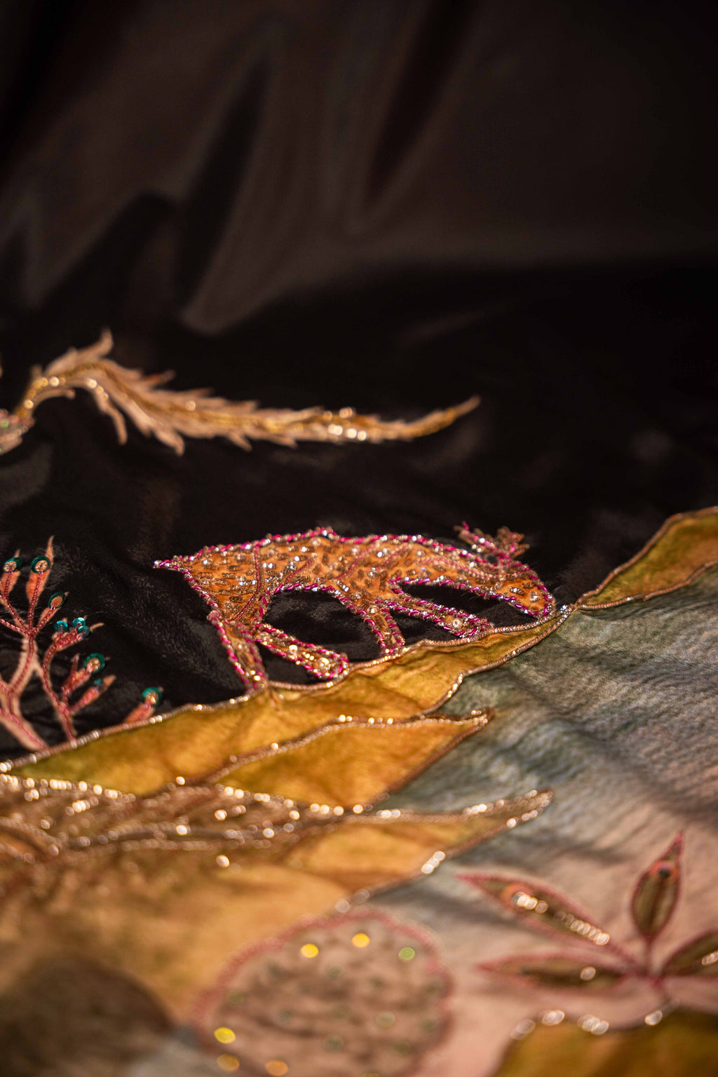 Vashah Baagh e Noor - Hand Embroidered Raw Silk Shawl - Shopping Karado