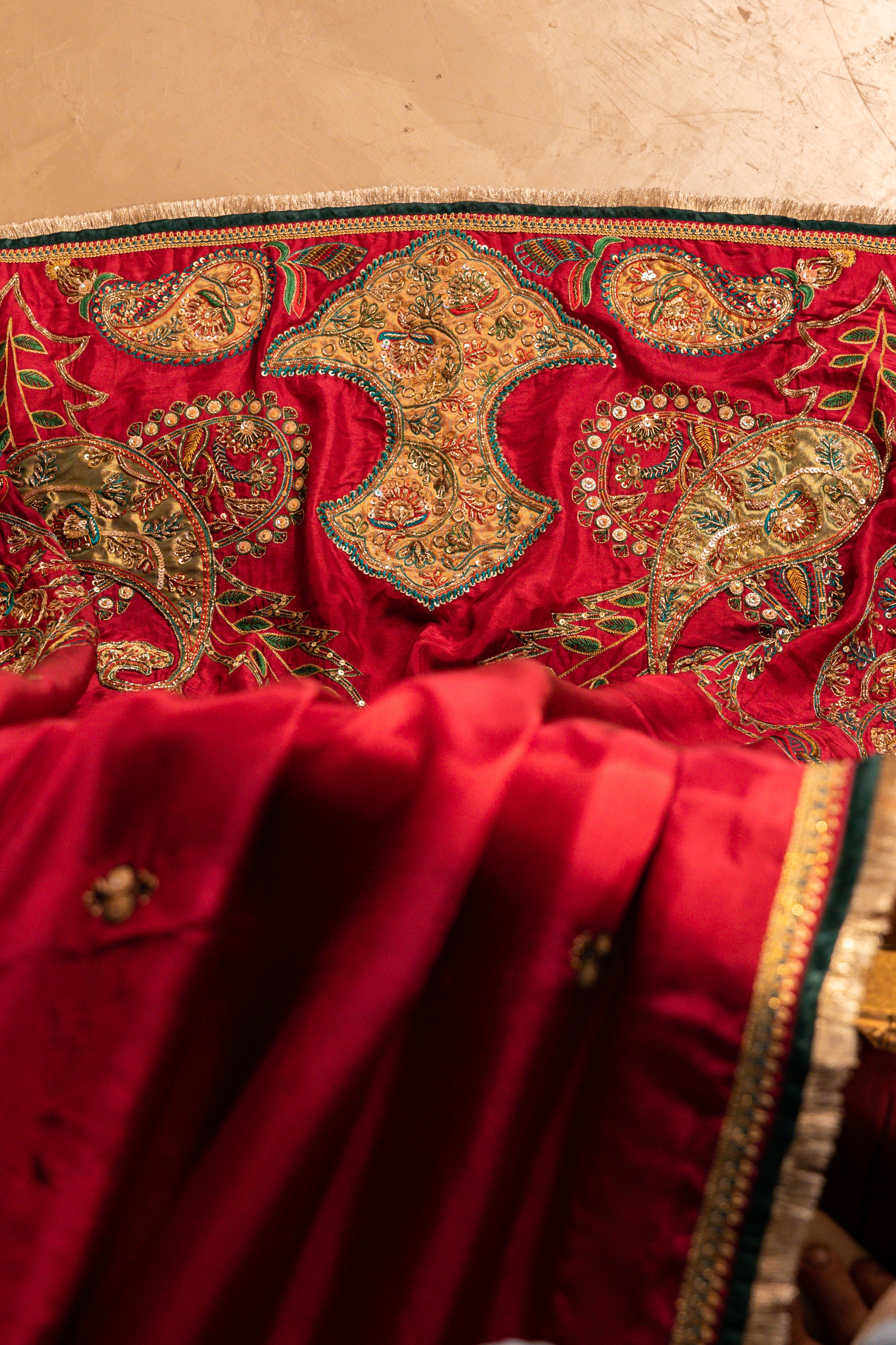 Vashah Gul-e-Rani - Hand Embroidered Raw Silk Shawl - Shopping Karado