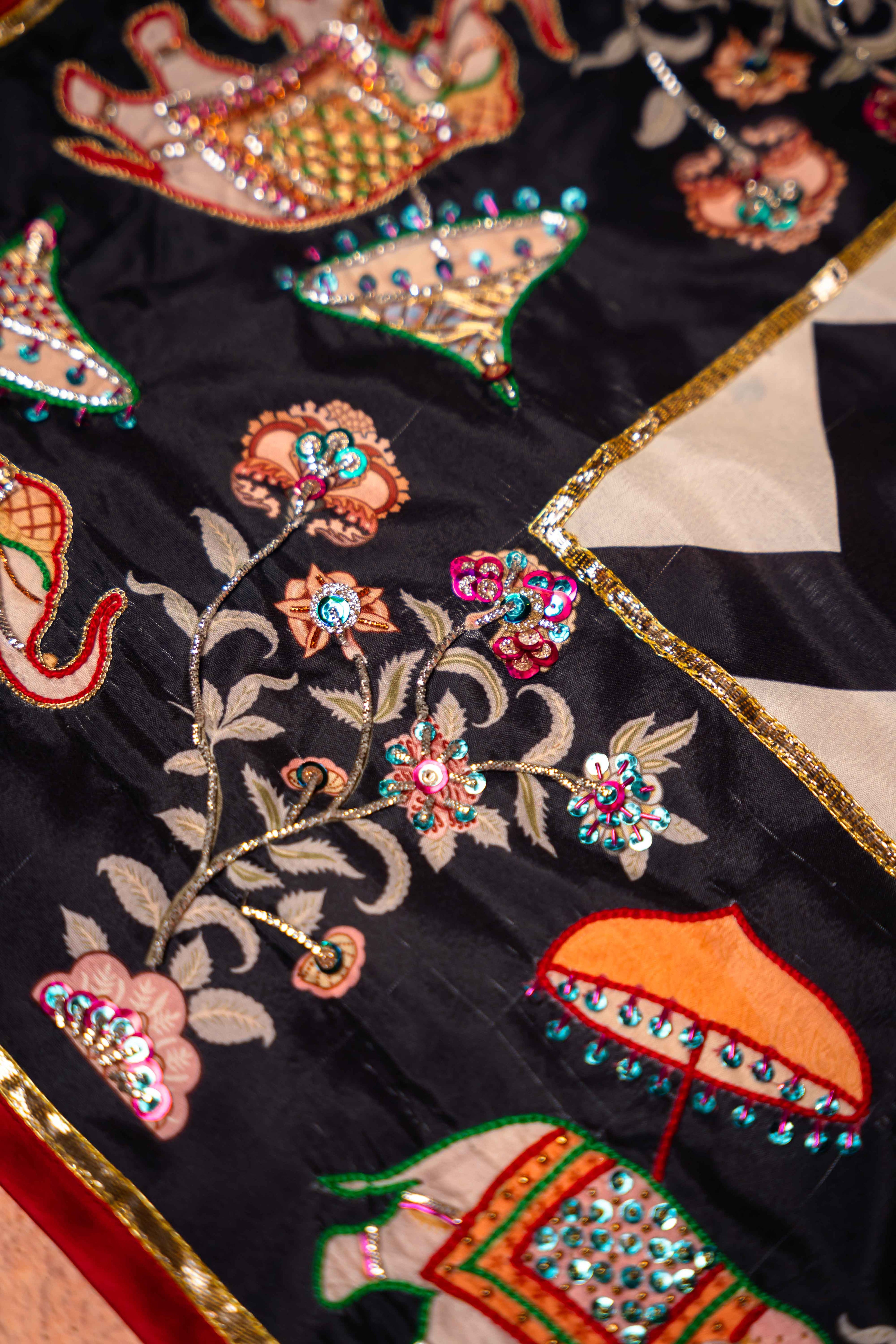 Buy THE ROYAL SHADOW Online - Vashah Handcrafted Shawl - Shopping Karado