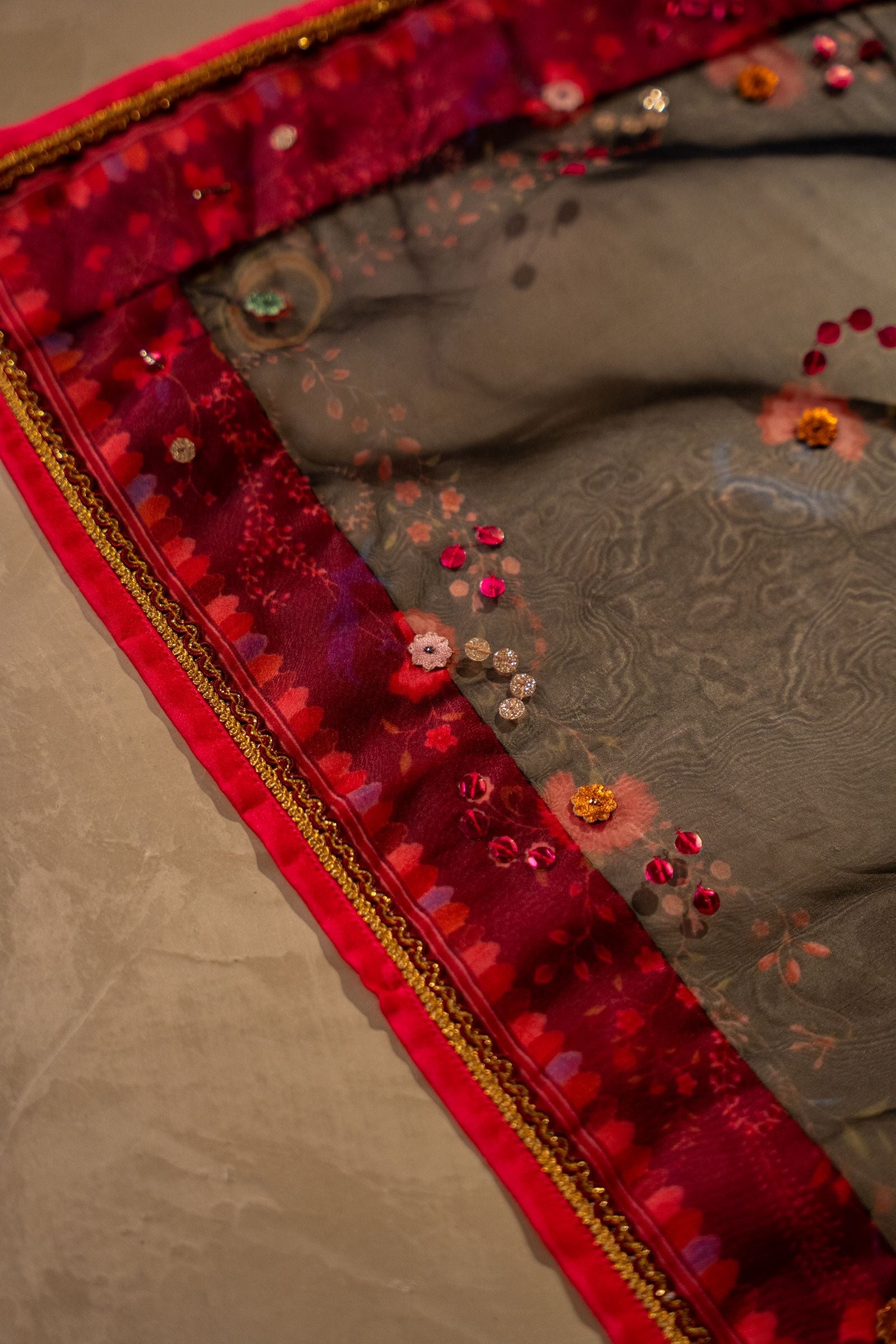 Vashah Raqs - Dupatta - Hand Embroidered Organza Shawl - Shopping Karado