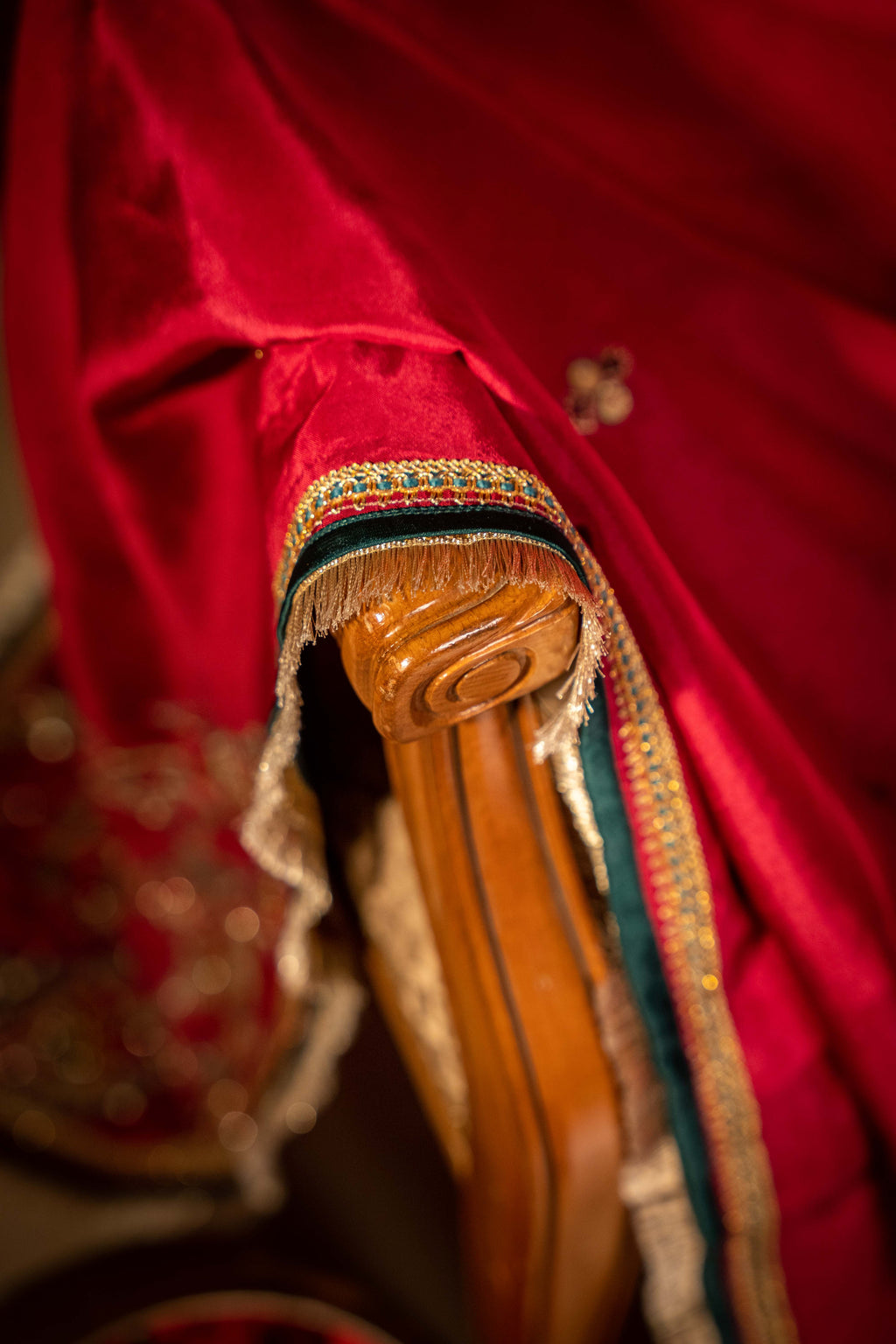 Vashah Gul-e-Rani - Hand Embroidered Raw Silk Shawl - Shopping Karado