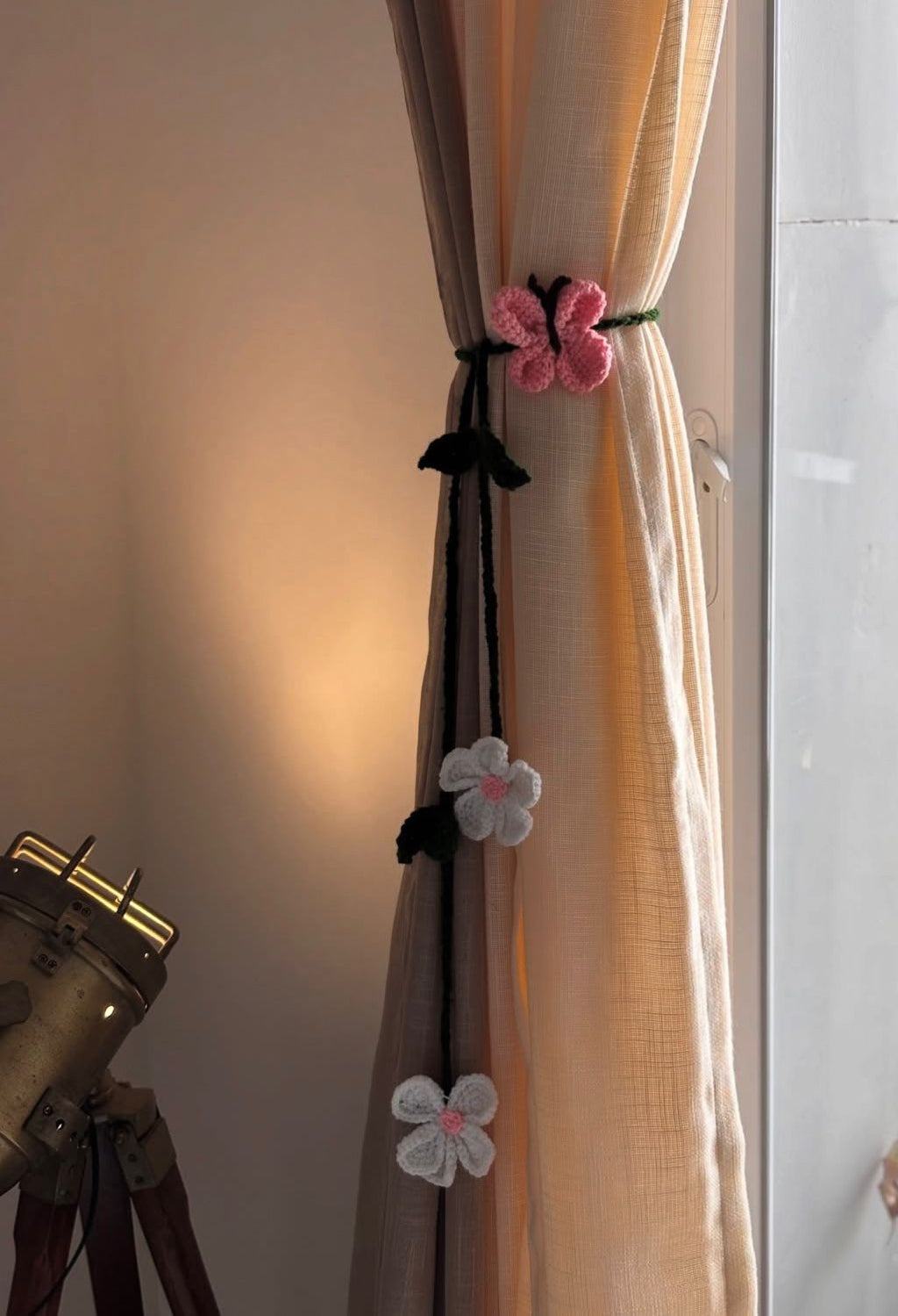 kashmiri-handmade-crochet-multi-flower-curtain-tieback-pink-white-black-pakistan