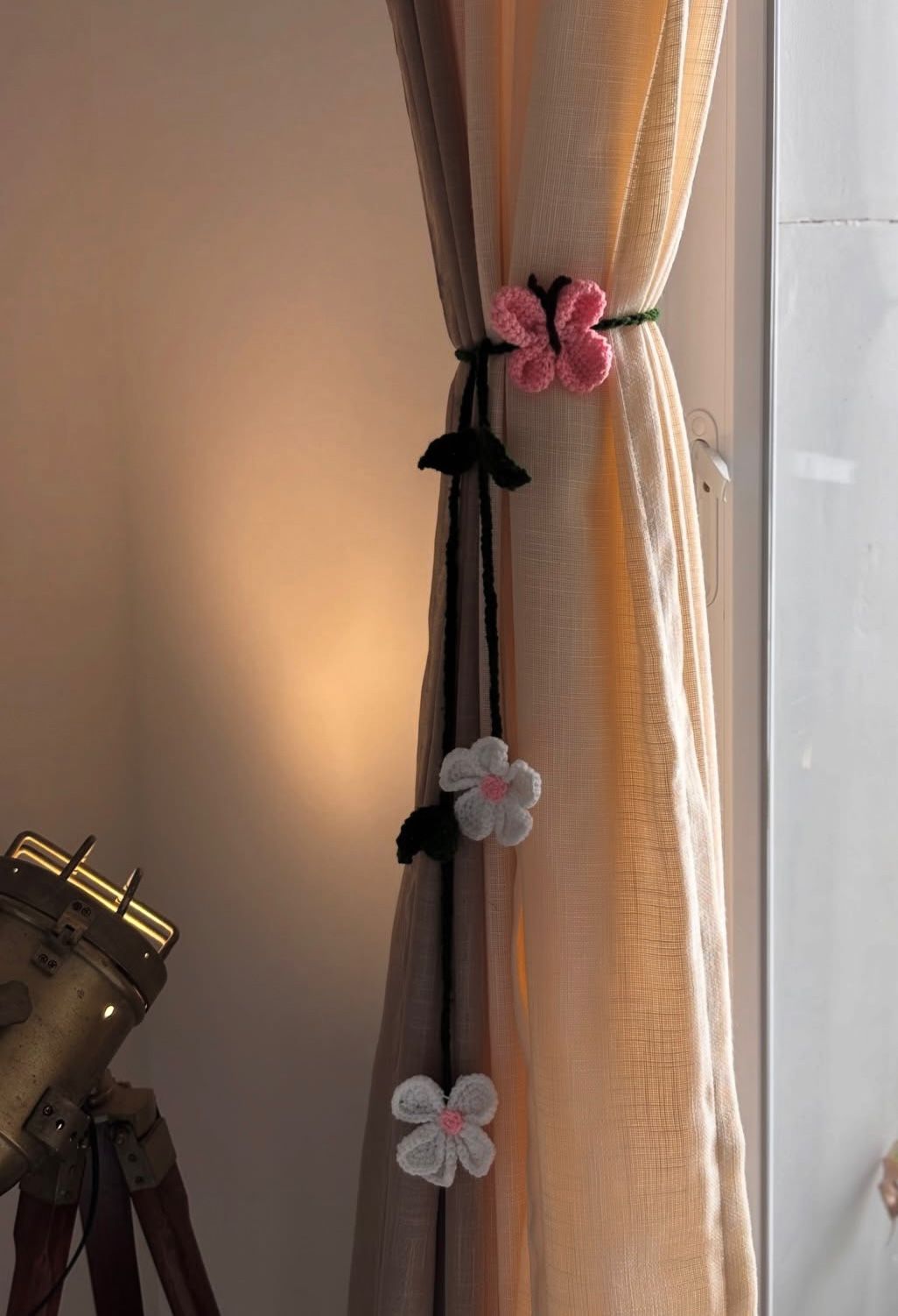 kashmiri-handmade-crochet-multi-flower-curtain-tieback-pink-white-black-pakistan
