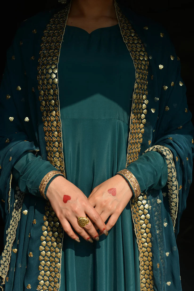 zohra-pishwas-330-inch-flare-detail
